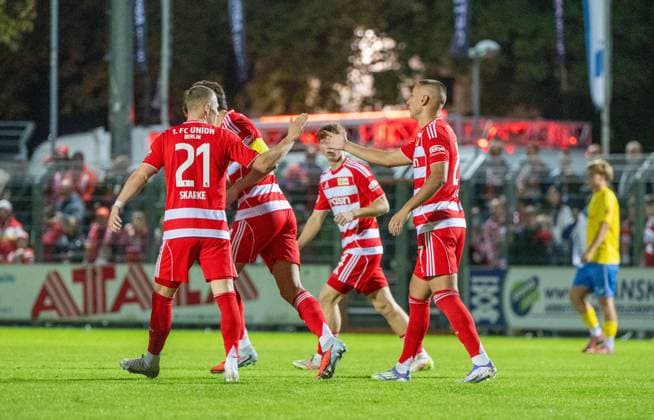 Fußball, Herren, Saison 2025 2026, Testspiel, FSV 63 Luckenwalde - 1. FC Union Berlin (0:3), v. l. Tim Skarke (1. FC Union Berlin), Marin Ljubicic (1. FC Union Berlin), Jubel nach Tor zum 0:2, 08.10. 2025, Copyright: xMatthiasxKochx