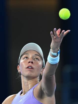 (251009) -- WUHAN, Oct. 9, 2025 -- Jessica Pegula serves during the women s singles round of 16 match between Jessica Pegula of the United States and Ekaterina Alexandrova of Russia at the 2025 Wuhan Open tennis tournament in Wuhan, central China s Hubei Province, Oct. 9, 2025. ) (SP)CHINA-WUHAN-TENNIS-WUHAN OPEN-WOMEN S SINGLES (CN) ChengxMin 