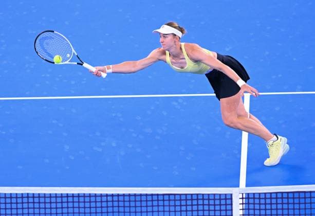 (251009) -- WUHAN, Oct. 9, 2025 -- Liudmila Samsonova of Russia hits a return during the women s singles round of 16 match against Aryna Sabalenka of Belarus at the 2025 Wuhan Open tennis tournament in Wuhan, central China s Hubei Province, Oct. 9, 2025. ) (SP)CHINA-WUHAN-TENNIS-WUHAN OPEN-WOMEN S SINGLES (CN) ChengxMin 