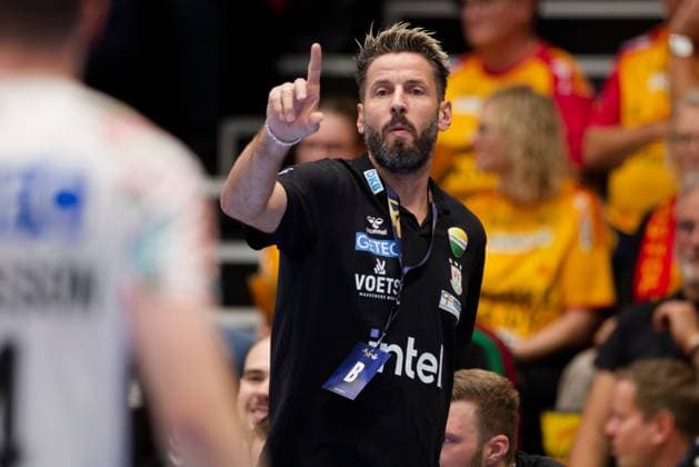 GOG v Magdeburg, EHF Champions League Handball, Svendborg, Denmark Svendborg, Denmark. 08th, October 2025. Head coach Bennet Wiegert of Magdeburg seen during the EHF Champions League match between GOG and Magdeburg at Arena Svendborg in Svendborg. Denmark, Svendborg  Copyright: xGonzalesxPhoto LauxNielsenx