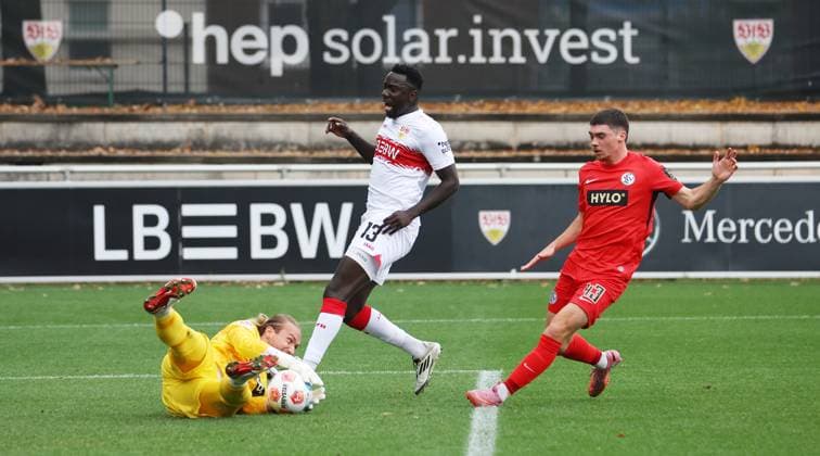 BAU 09.10.2025 Stuttgart Fußball VfB Stuttgart vs. SV Elversberg, v.l. Tim Boss (Elversberg), Silas (VfB), Felix Keidel (Elversberg)