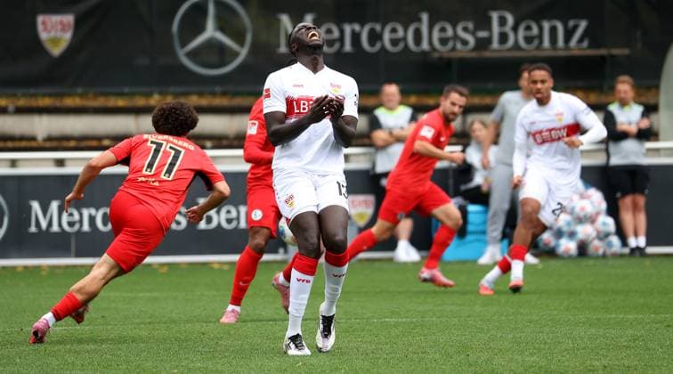 BAU 09.10.2025 Stuttgart Fußball VfB Stuttgart vs. SV Elversberg, Silas (VfB, vorn) ärgert sich