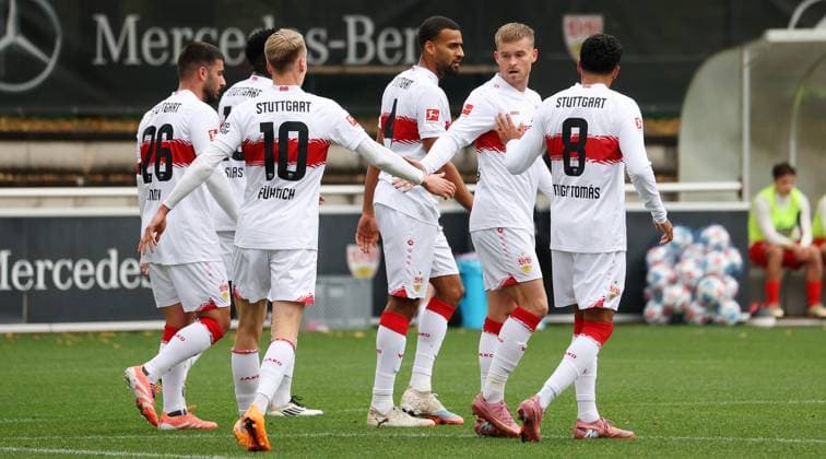 BAU 09.10.2025 Stuttgart Fußball VfB Stuttgart vs. SV Elversberg, Jubel über das Tor zum 1:0, Torschütze Maximilian Mittelstädt (VfB, 2.v.l.)