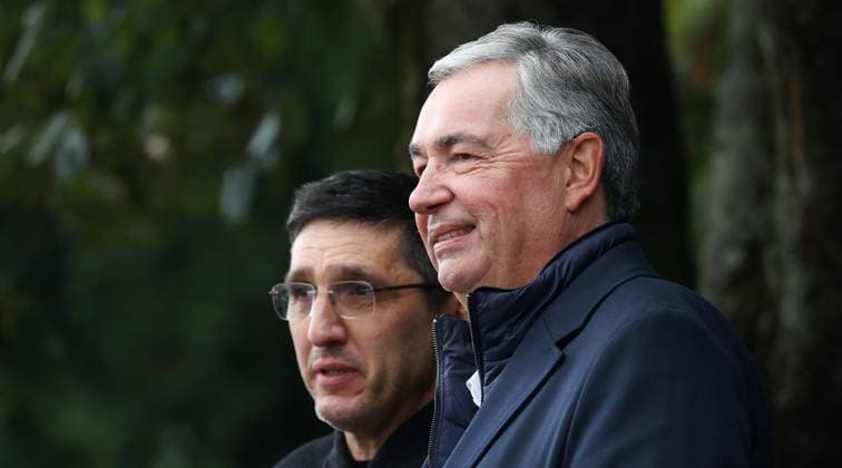 BAU 09.10.2025 Stuttgart Fußball VfB Stuttgart vs. SV Elversberg, v.l. Tayfun Korkut und VfB-Präsident Dietmar Allgaier