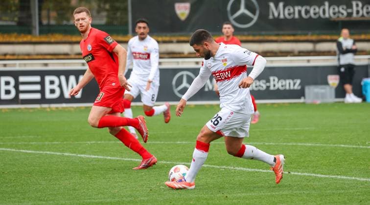 BAU 09.10.2025 Stuttgart Fußball VfB Stuttgart vs. SV Elversberg, v.l. Deniz Undav (VfB, vorn), Florian de Joncour (Elversberg)