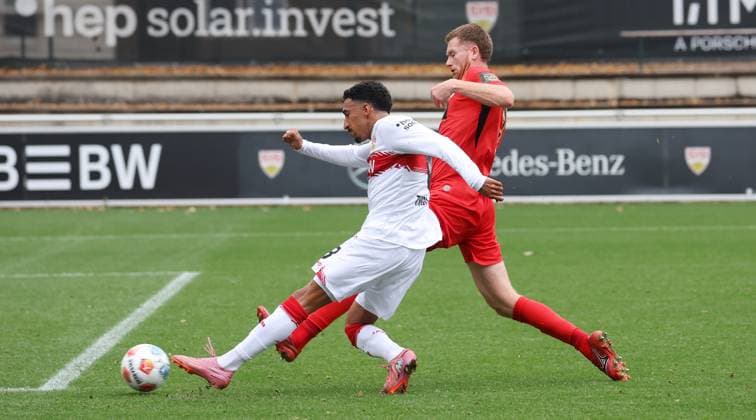 BAU 09.10.2025 Stuttgart Fußball VfB Stuttgart vs. SV Elversberg, v.l. Tiago Tomas (VfB), Florian de Joncour (Elversberg)