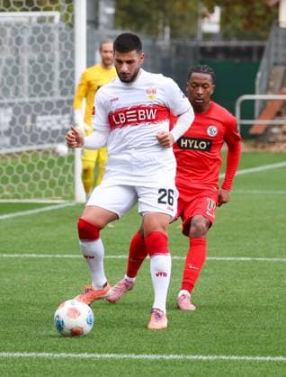 BAU 09.10.2025 Stuttgart Fußball VfB Stuttgart vs. SV Elversberg, v.l. Deniz Undav (VfB), Jarzinho Ataide Malanga (Elversberg)