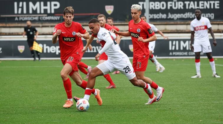 BAU 09.10.2025 Stuttgart Fußball VfB Stuttgart vs. SV Elversberg, v.l. Maximilian Rohr (Elversberg), Nikolas Nartey (VfB), Frederik Schmal (Elversberg)