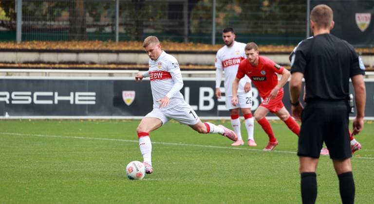 09.10.25 VfB Stuttgart - SV Elversberg Deutschland, Stuttgart, 09.10.2025, Fussball, Bundesliga, Testspiel, VfB Stuttgart - SV Elversberg: Maximilian Mittelstädt (VfB Stuttgart); Tor Elfmeter 1:0 Mittelstädt.