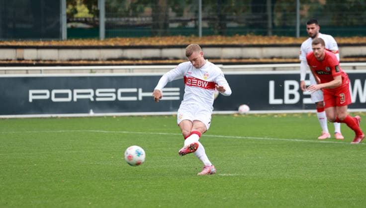 09.10.25 VfB Stuttgart - SV Elversberg Deutschland, Stuttgart, 09.10.2025, Fussball, Bundesliga, Testspiel, VfB Stuttgart - SV Elversberg: Maximilian Mittelstädt (VfB Stuttgart); Tor Elfmeter 1:0 Mittelstädt.