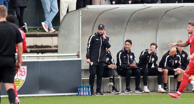 09.10.25 VfB Stuttgart - SV Elversberg Deutschland, Stuttgart, 09.10.2025, Fussball, Bundesliga, Testspiel, VfB Stuttgart - SV Elversberg: Sebastian Hoeneß (Trainer VfB Stuttgart).