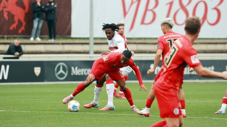 09.10.25 VfB Stuttgart - SV Elversberg Deutschland, Stuttgart, 09.10.2025, Fussball, Bundesliga, Testspiel, VfB Stuttgart - SV Elversberg: v.l. Jairzinho Malanga (SV Elversberg), Dan-Axel Zagadou (VfB Stuttgart).