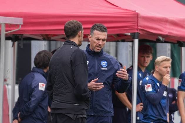 Christian Eichner (Karlsruher SC, Cheftrainer) und Julian Schuster (SC Freiburg, Trainer) , Fussball, Testspiel, SC Freiburg vs. Karlsruher SC, 09.10.2025, Testspiel, Europa-Park Stadion, Freiburg, Deutschland Freiburg Europa-Park Stadion Baden-Wuerttemberg Deutschland Copyright: xArnexAmbergx