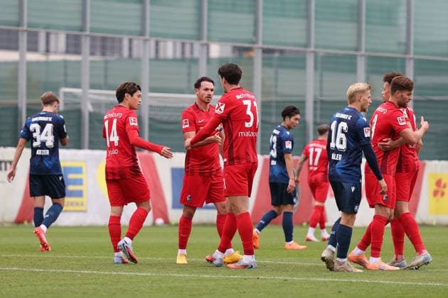 09.10.2025, xrekx, Fussball Testspiel, SC Freiburg - Karlsruher SC v.l. Torjubel nach dem Tor zum celebrating the goal celebrate durch Nicolas Höfler Hoefler (SC Freiburg) Yuito Suzuki (SC Freiburg) Igor Matanovic (SC Freiburg) (DFL DFB REGULATIONS PROHIBIT ANY USE OF PHOTOGRAPHS as IMAGE SEQUENCES and or QUASI-VIDEO) Freiburg