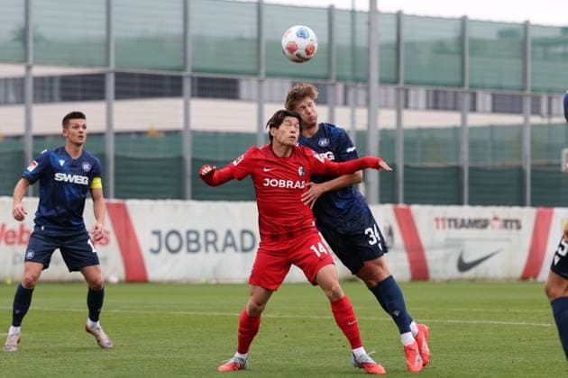 09.10.2025, xrekx, Fussball Testspiel, SC Freiburg - Karlsruher SC v.l. Marvin Wanitzek (Karlsruher SC) Yuito Suzuki (SC Freiburg) Mateo Kritzer (Karlsruher SC) Zweikampf, Aktion, action, battle for the ball (DFL DFB REGULATIONS PROHIBIT ANY USE OF PHOTOGRAPHS as IMAGE SEQUENCES and or QUASI-VIDEO) Freiburg