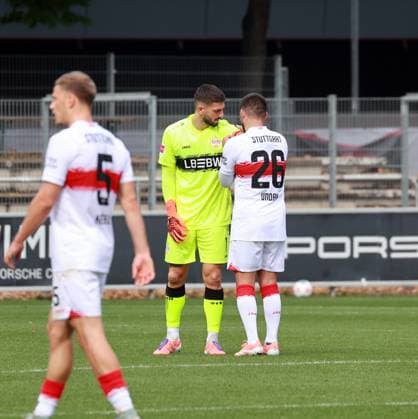 09.10.25 VfB Stuttgart - SV Elversberg Deutschland, Stuttgart, 09.10.2025, Fussball, Bundesliga, Testspiel, VfB Stuttgart - SV Elversberg: v.l. Fabian Bredlow, Deniz Undav (beide VfB Stuttgart).