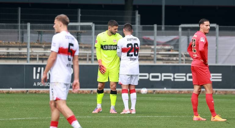 09.10.25 VfB Stuttgart - SV Elversberg Deutschland, Stuttgart, 09.10.2025, Fussball, Bundesliga, Testspiel, VfB Stuttgart - SV Elversberg: v.l. Fabian Bredlow, Deniz Undav (beide VfB Stuttgart).