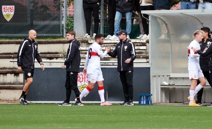 09.10.25 VfB Stuttgart - SV Elversberg Deutschland, Stuttgart, 09.10.2025, Fussball, Bundesliga, Testspiel, VfB Stuttgart - SV Elversberg: v.l. Deniz Undav (VfB Stuttgart), Sebastian Hoeneß (Trainer VfB Stuttgart).