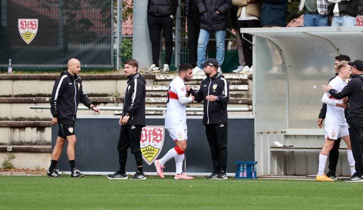 09.10.25 VfB Stuttgart - SV Elversberg Deutschland, Stuttgart, 09.10.2025, Fussball, Bundesliga, Testspiel, VfB Stuttgart - SV Elversberg: v.l. Deniz Undav (VfB Stuttgart), Sebastian Hoeneß (Trainer VfB Stuttgart).