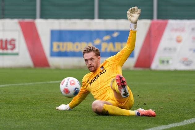 Florian Müller Florian Mueller (SC Freiburg, 21) am Ball , Fussball, Testspiel, SC Freiburg vs. Karlsruher SC, 09.10.2025, Testspiel, Europa-Park Stadion, Freiburg, Deutschland Freiburg Europa-Park Stadion Baden-Wuerttemberg Deutschland Copyright: xArnexAmbergx