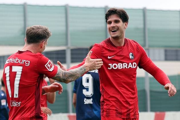 09.10.2025, xrekx, Fussball Testspiel, SC Freiburg - Karlsruher SC v.l. Torjubel nach dem Tor zum celebrating the goal celebrate 4:0 durch Lukas Kübler Kuebler (SC Freiburg) mit Igor Matanovic (SC Freiburg) (DFL DFB REGULATIONS PROHIBIT ANY USE OF PHOTOGRAPHS as IMAGE SEQUENCES and or QUASI-VIDEO) Freiburg