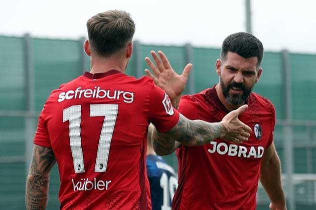 09.10.2025, xrekx, Fussball Testspiel, SC Freiburg - Karlsruher SC v.l. Torjubel nach dem Tor zum celebrating the goal celebrate 4:0 durch Lukas Kübler Kuebler (SC Freiburg) mit Anthony Jung (SC Freiburg) (DFL DFB REGULATIONS PROHIBIT ANY USE OF PHOTOGRAPHS as IMAGE SEQUENCES and or QUASI-VIDEO) Freiburg