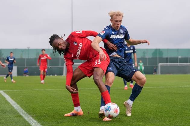 Jordy Makengo (SC Freiburg, 33) im Zweikampf , Fussball, Testspiel, SC Freiburg vs. Karlsruher SC, 09.10.2025, Testspiel, Europa-Park Stadion, Freiburg, Deutschland Freiburg Europa-Park Stadion Baden-Wuerttemberg Deutschland Copyright: xArnexAmbergx