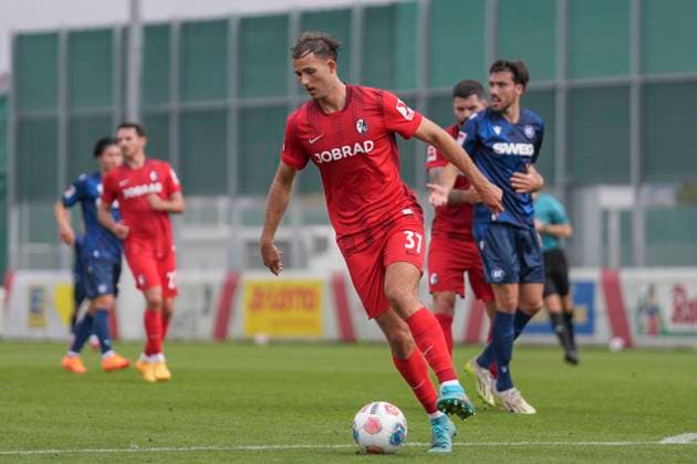 Max Rosenfelder (SC Freiburg, 37) am Ball , Fussball, Testspiel, SC Freiburg vs. Karlsruher SC, 09.10.2025, Testspiel, Europa-Park Stadion, Freiburg, Deutschland Freiburg Europa-Park Stadion Baden-Wuerttemberg Deutschland Copyright: xArnexAmbergx