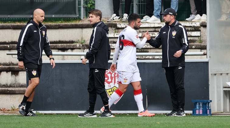 BAU 09.10.2025 Stuttgart Fußball VfB Stuttgart vs. SV Elversberg, Deniz Undav (VfB, 2.v.r.) beim Handshake mit Trainer Sebastian Hoeneß (VfB)