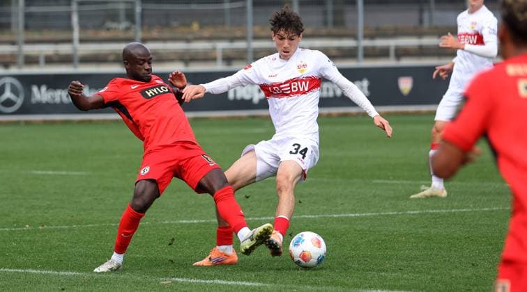 BAU 09.10.2025 Stuttgart Fußball VfB Stuttgart vs. SV Elversberg, v.l. Amara Conde (Elversberg), Efe Korkut (VfB)