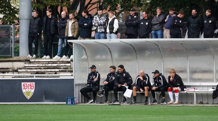 BAU 09.10.2025 Stuttgart Fußball VfB Stuttgart vs. SV Elversberg, Trainer Sebastian Hoeneß (VfB, auf der Bank)