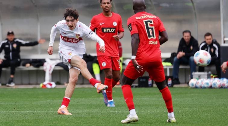 BAU 09.10.2025 Stuttgart Fußball VfB Stuttgart vs. SV Elversberg, Efe Korkut (VfB, links)