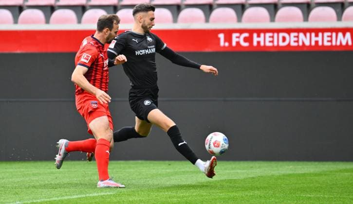 09.10.2025 - Fussball - Saison 2025 2026 - Testspiel Freundschaftsspiel Vorbereitungsspiel : 1. FC Heidenheim FCH - SpVgg Greuther Fürth ( Kleeblatt ) - - xwoxzix - Benedikt Gimber (5, 1. FC Heidenheim FCH ) Felix Higl (18, SpVgg Greuther Fürth )
