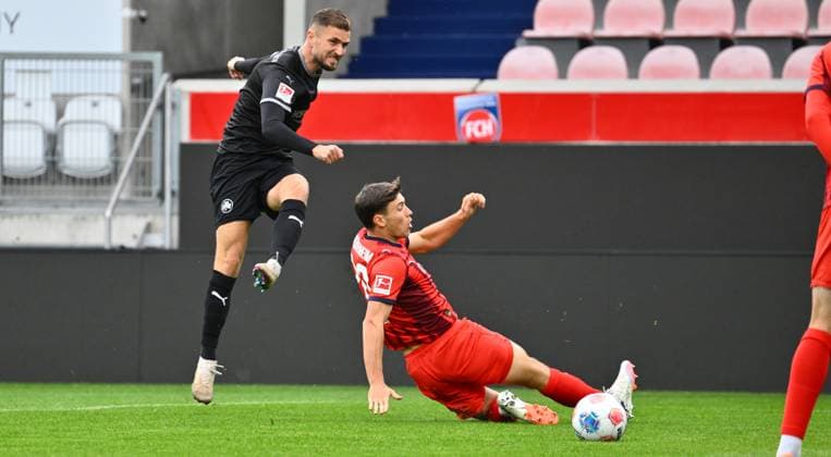09.10.2025 - Fussball - Saison 2025 2026 - Testspiel Freundschaftsspiel Vorbereitungsspiel : 1. FC Heidenheim FCH - SpVgg Greuther Fürth ( Kleeblatt ) - - xwoxzix - Dennis Srbeny (7, SpVgg Greuther Fürth ) Luca Kerber (20, 1. FC Heidenheim FCH )