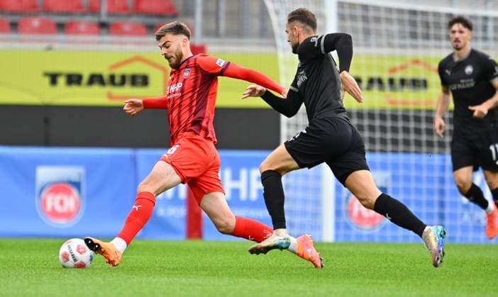 09.10.2025 - Fussball - Saison 2025 2026 - Testspiel Freundschaftsspiel Vorbereitungsspiel : 1. FC Heidenheim FCH - SpVgg Greuther Fürth ( Kleeblatt ) - - xwoxzix - Julian Niehues (16, 1. FC Heidenheim FCH ) Dennis Srbeny (7, SpVgg Greuther Fürth )