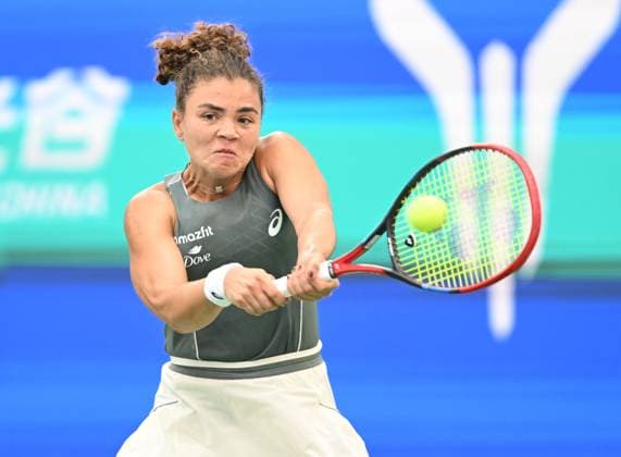 (251009) -- WUHAN, Oct. 9, 2025 -- Jasmine Paolini hits a return during the women s singles round of 16 match between Jasmine Paolini of Italy and Clara Tauson of Denmark at the 2025 Wuhan Open tennis tournament in Wuhan, central China s Hubei Province, Oct. 9, 2025. ) (SP)CHINA-WUHAN-TENNIS-WUHAN OPEN-WOMEN S SINGLES (CN) ChengxMin 