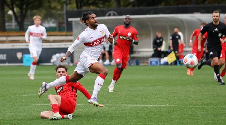 BAU 09.10.2025 Stuttgart Fußball VfB Stuttgart vs. SV Elversberg, Lorenz Assignon (VfB, Mitte)