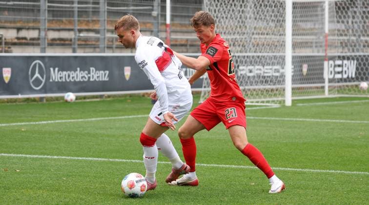 BAU 09.10.2025 Stuttgart Fußball VfB Stuttgart vs. SV Elversberg, v.l. Maximilian Mittelstädt (VfB), Carlo Sickinger (Elversberg)