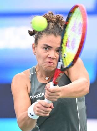 (251009) -- WUHAN, Oct. 9, 2025 -- Jasmine Paolini hits a return during the women s singles round of 16 match between Jasmine Paolini of Italy and Clara Tauson of Denmark at the 2025 Wuhan Open tennis tournament in Wuhan, central China s Hubei Province, Oct. 9, 2025. ) (SP)CHINA-WUHAN-TENNIS-WUHAN OPEN-WOMEN S SINGLES (CN) ChengxMin 