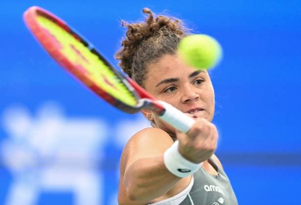 (251009) -- WUHAN, Oct. 9, 2025 -- Jasmine Paolini hits a return during the women s singles round of 16 match between Jasmine Paolini of Italy and Clara Tauson of Denmark at the 2025 Wuhan Open tennis tournament in Wuhan, central China s Hubei Province, Oct. 9, 2025. ) (SP)CHINA-WUHAN-TENNIS-WUHAN OPEN-WOMEN S SINGLES (CN) ChengxMin 