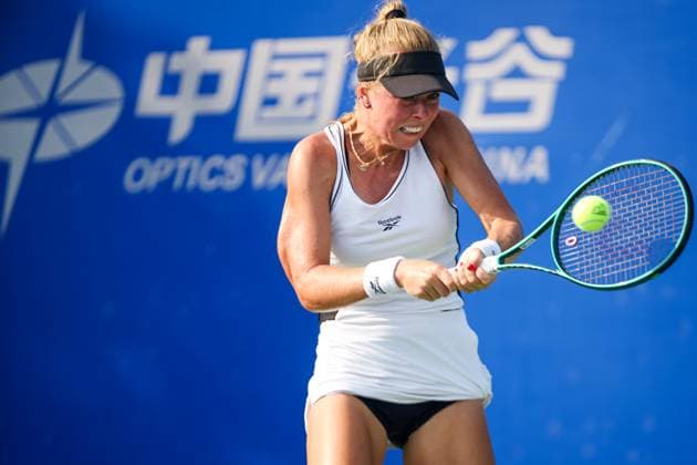 WUHAN, CHINA - OCTOBER 09: Magdalena Frech of Poland returns a shot in the Women s Singles Round of 16 match against Laura Siegemund of Germany on day 6 of 2025 Wuhan Open at Optics Valley International Tennis Center on October 9, 2025 in Wuhan, Hubei Province of China.  Copyright: xVCGx 111596144619