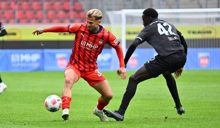 09.10.2025 - Fussball - Saison 2025 2026 - Testspiel Freundschaftsspiel Vorbereitungsspiel : 1. FC Heidenheim FCH - SpVgg Greuther Fürth ( Kleeblatt ) - - xwoxzix - Niklas Dorsch (30, 1. FC Heidenheim FCH ) Omar Sillah (42, SpVgg Greuther Fürth )