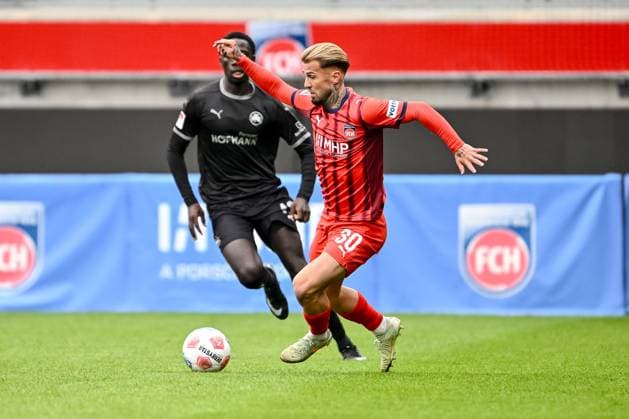 Heidenheim, Deutschland, 09.10.25: Omar Sillah (SpVgg Greuther Fürth) und Niklas Dorsch (1. FC Heidenheim 1846) im Zweikampf waehrend des Freundschaftsspiel zwischen dem 1.FC Heidenheim vs SpVgg Greuther Fürth im Voith Arena am 09. Oktober 2025 in Heidenheim, Deutschland. (Foto von Harry Langer DeFodi Images) Voth Arena, Germany, 09.10.25: Omar Sillah (SpVgg Greuther Fürth) und Niklas Dorsch (1. FC Heidenheim 1846) battle for the ball during the Friendly match between 1.FC Heidenheim vs SpVgg Greuther Fürth at Heidenheim on October 9, 2025 in Voth Arena, Germany. (Photo by Harry Langer DeFodi Images) DFB DFL REGULATIONS PROHIBIT ANY USE OF PHOTOGRAPHS AS IMAGE SEQUENCES AND OR QUASI-VIDEO. (Photo by Harry Langer DeFodi Images) DFB DFL REGULATIONS PROHIBIT ANY USE OF PHOTOGRAPHS AS IMAGE SEQUENCES AND OR QUASI-VIDEO. Heidenheim, Germany, 09 10 25 Omar Sillah SpVgg Greuther Fürth and Niklas Dorsch 1 FC Heidenheim 1846 in a duel during the friendly match between 1 FC Heidenheim vs SpVgg Greuther Fürth at Voith Arena on October 09, 2025 in Heidenheim, Germany Photo by Harry Langer DeFodi Images Voth Arena, Germany, 09 10 25 Omar Sillah SpVgg Greuther Fürth and Niklas Dorsch 1 FC Heidenheim 1846 battle for the ball during the Friendly match between 1 FC Heidenheim vs SpVgg Greuther Fürth at Heidenheim on October 9, 2025 in Voth Arena, Germany Photo by Harry Langer DeFodi Images DFB DFL REGULATIONS PROHIBIT ANY USE OF PHOTOGRAPHS AS IMAGE SEQUENCES AND OR QUASI VIDEO Photo by Harry Langer DeFodi Images DFB DFL REGULATIONS PROHIBIT ANY USE OF PHOTOGRAPHS AS IMAGE SEQUENCES AND OR QUASI VIDEO