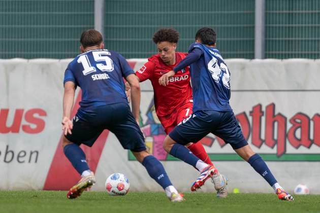 Derry Scherhant (SC Freiburg, 07) am Ball , Fussball, Testspiel, SC Freiburg vs. Karlsruher SC, 09.10.2025, Testspiel, Europa-Park Stadion, Freiburg, Deutschland Freiburg Europa-Park Stadion Baden-Wuerttemberg Deutschland Copyright: xArnexAmbergx