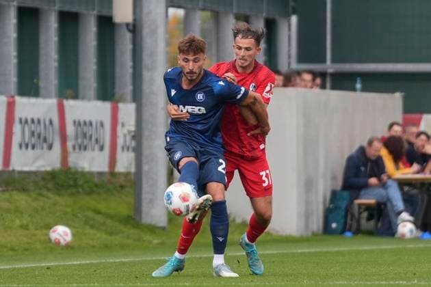Fabian Schleusener (Karlsruher SC, 24) im Zweikampf mit Max Rosenfelder (SC Freiburg, 37) , Fussball, Testspiel, SC Freiburg vs. Karlsruher SC, 09.10.2025, Testspiel, Europa-Park Stadion, Freiburg, Deutschland Freiburg Europa-Park Stadion Baden-Wuerttemberg Deutschland Copyright: xArnexAmbergx
