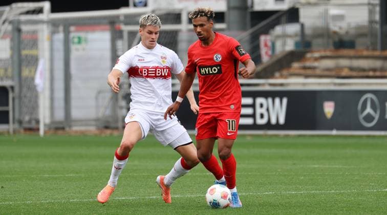 BAU 09.10.2025 Stuttgart Fußball VfB Stuttgart vs. SV Elversberg, v.l. Ramon Hendriks (VfB), Bambase Conde (Elversberg)