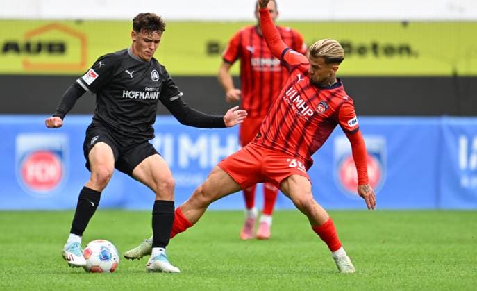 09.10.2025 - Fussball - Saison 2025 2026 - Testspiel Freundschaftsspiel Vorbereitungsspiel : 1. FC Heidenheim FCH - SpVgg Greuther Fürth ( Kleeblatt ) - - xwoxzix - Lukas Reich (2, SpVgg Greuther Fürth ) Niklas Dorsch (30, 1. FC Heidenheim FCH )
