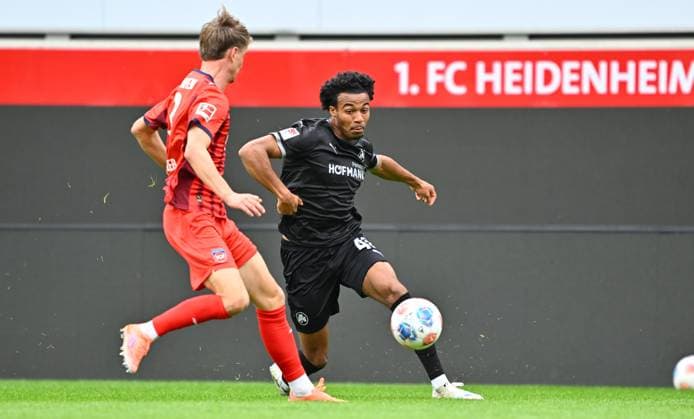 09.10.2025 - Fussball - Saison 2025 2026 - Testspiel Freundschaftsspiel Vorbereitungsspiel : 1. FC Heidenheim FCH - SpVgg Greuther Fürth ( Kleeblatt ) - - xwoxzix - Jan Schöppner Schoeppner (3, 1. FC Heidenheim FCH ) David Abrangao (40, SpVgg Greuther Fürth )