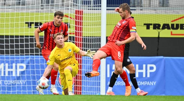 09.10.2025 - Fussball - Saison 2025 2026 - Testspiel Freundschaftsspiel Vorbereitungsspiel : 1. FC Heidenheim FCH - SpVgg Greuther Fürth ( Kleeblatt ) - - xwoxzix - Silas Prüfrock (43, SpVgg Greuther Fürth ) Patrick Mainka (6, 1. FC Heidenheim FCH )
