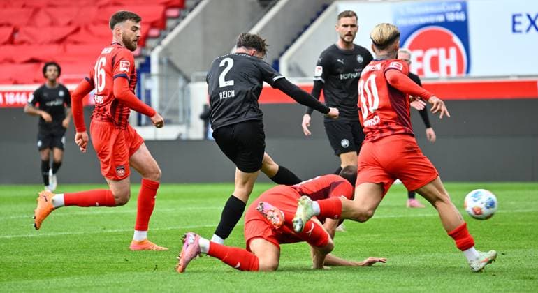 09.10.2025 - Fussball - Saison 2025 2026 - Testspiel Freundschaftsspiel Vorbereitungsspiel : 1. FC Heidenheim FCH - SpVgg Greuther Fürth ( Kleeblatt ) - - xwoxzix - Lukas Reich (2, SpVgg Greuther Fürth ) erzielt Treffer Tor Torschuß zum 0:1 gegen Julian Niehues (16, 1. FC Heidenheim FCH ) Jonas Föhrenbach Foehrenbach (19, 1. FC Heidenheim FCH ) Niklas Dorsch (30, 1. FC Heidenheim FCH )